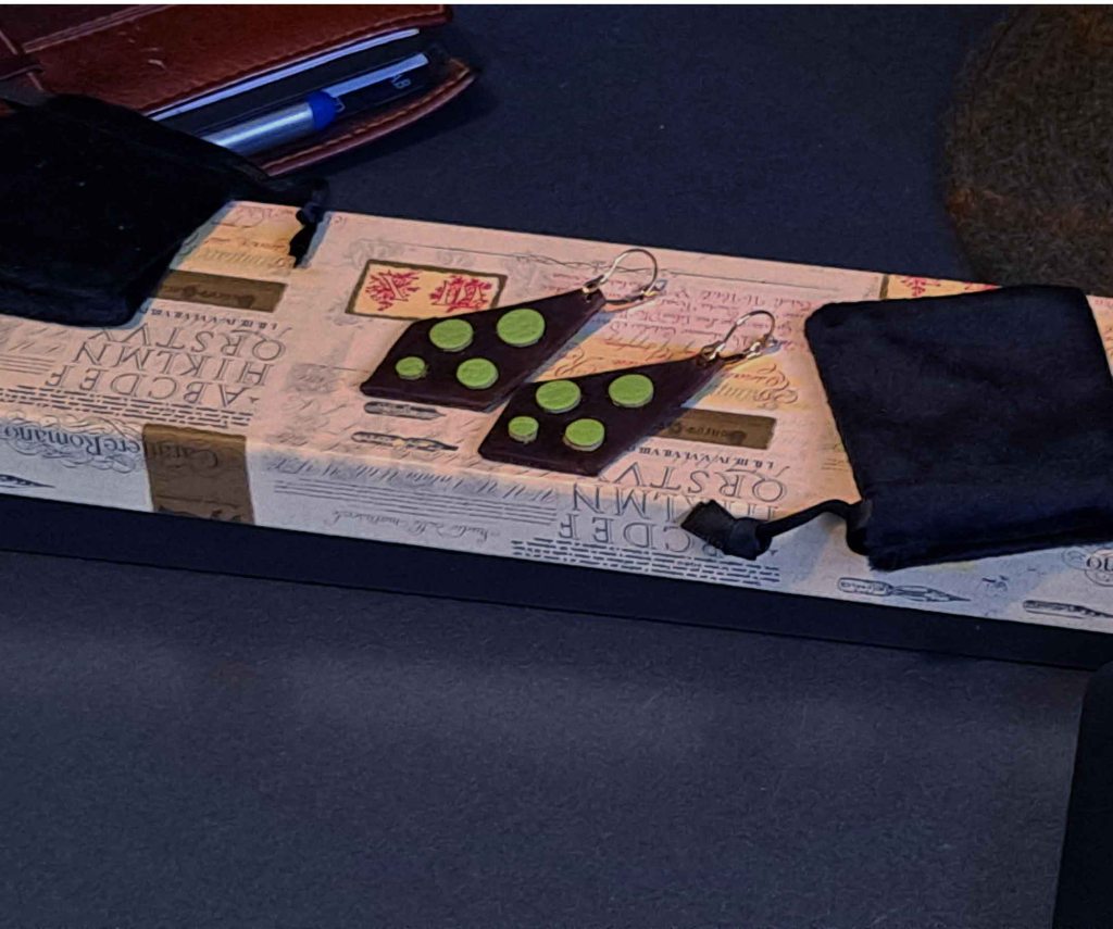 Pendientes Ensamblaje de capas de cuero en colores contrastados. Colección El Oráculo del Agua Mod. 4