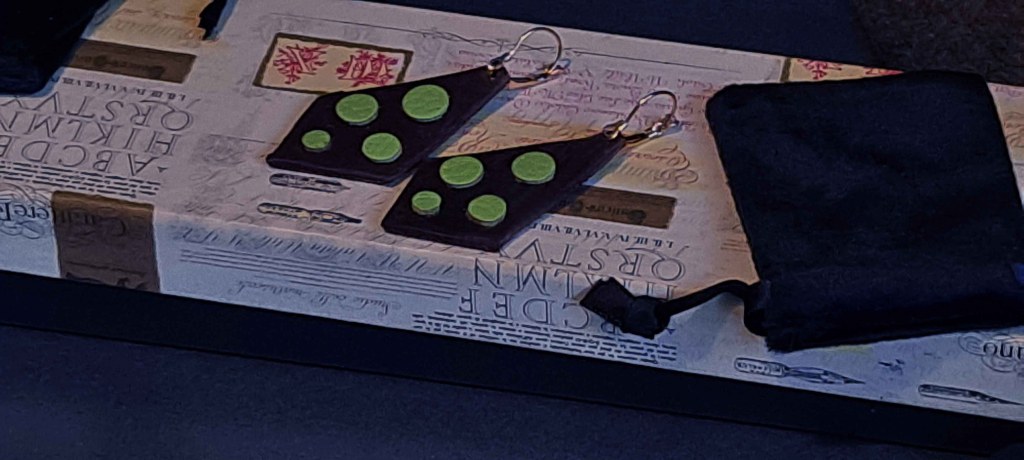 Pendientes Ensamblaje de capas de cuero en colores contrastados. Colección El Oráculo del Agua Mod. 4