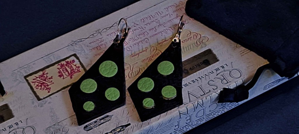 Pendientes Ensamblaje de capas de cuero en colores contrastados. Colección El Oráculo del Agua Mod. 4