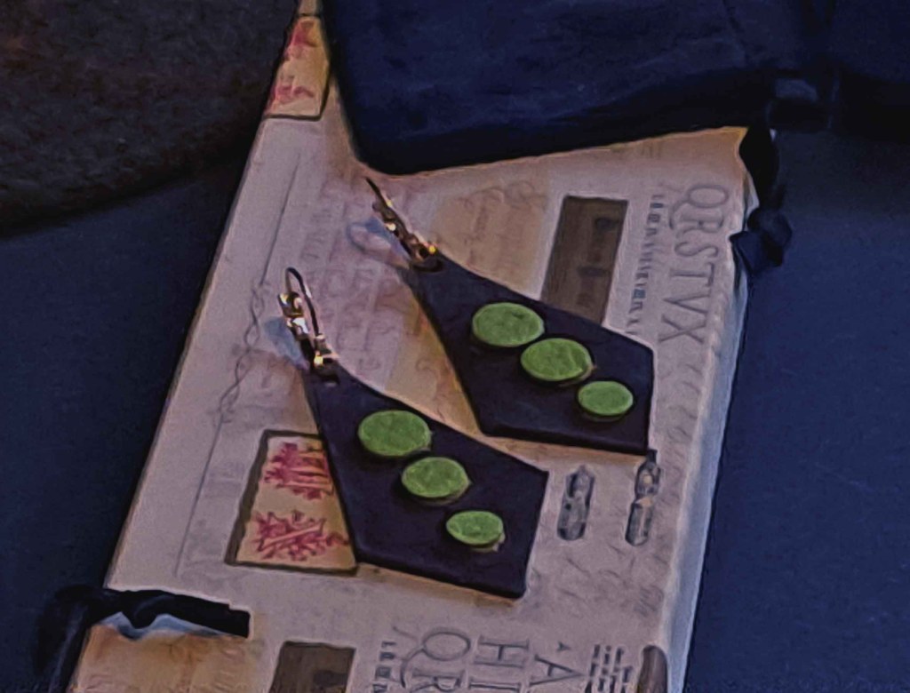 Pendientes Ensamblaje de capas de cuero en colores contrastados. Colección El Oráculo del Agua Mod. 5