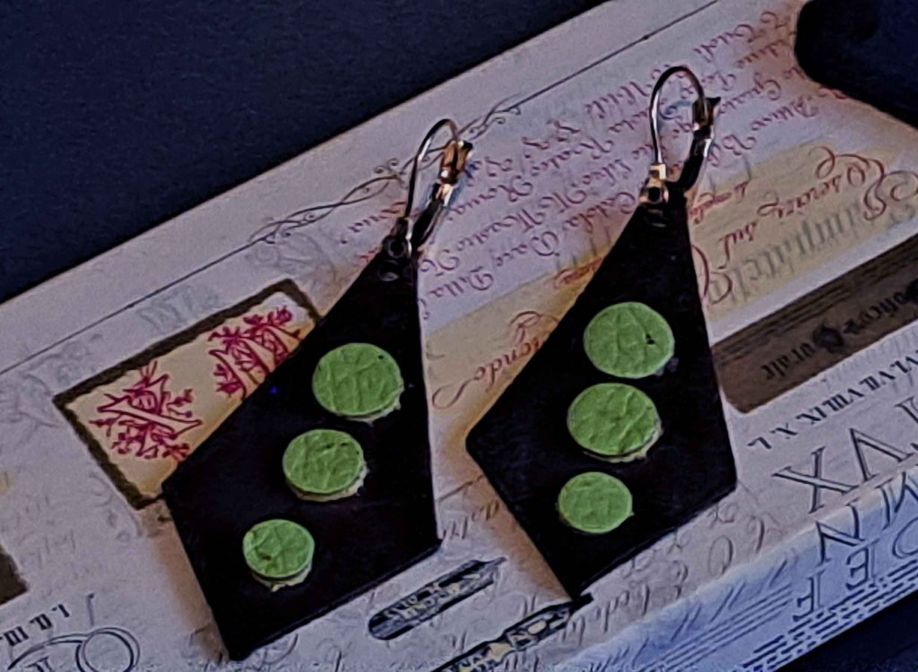 Pendientes Ensamblaje de capas de cuero en colores contrastados. Colección El Oráculo del Agua Mod. 5