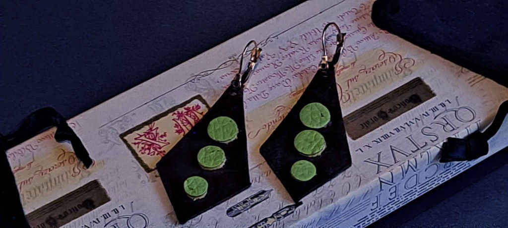 Pendientes Ensamblaje de capas de cuero en colores contrastados. Colección El Oráculo del Agua Mod. 5