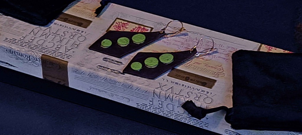 Pendientes Ensamblaje de capas de cuero en colores contrastados. Colección El Oráculo del Agua Mod. 5