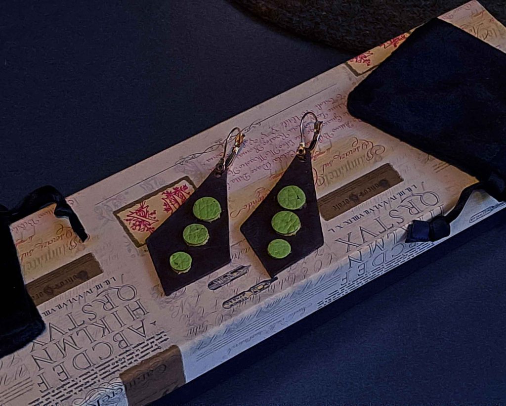 Pendientes Ensamblaje de capas de cuero en colores contrastados. Colección El Oráculo del Agua Mod. 5