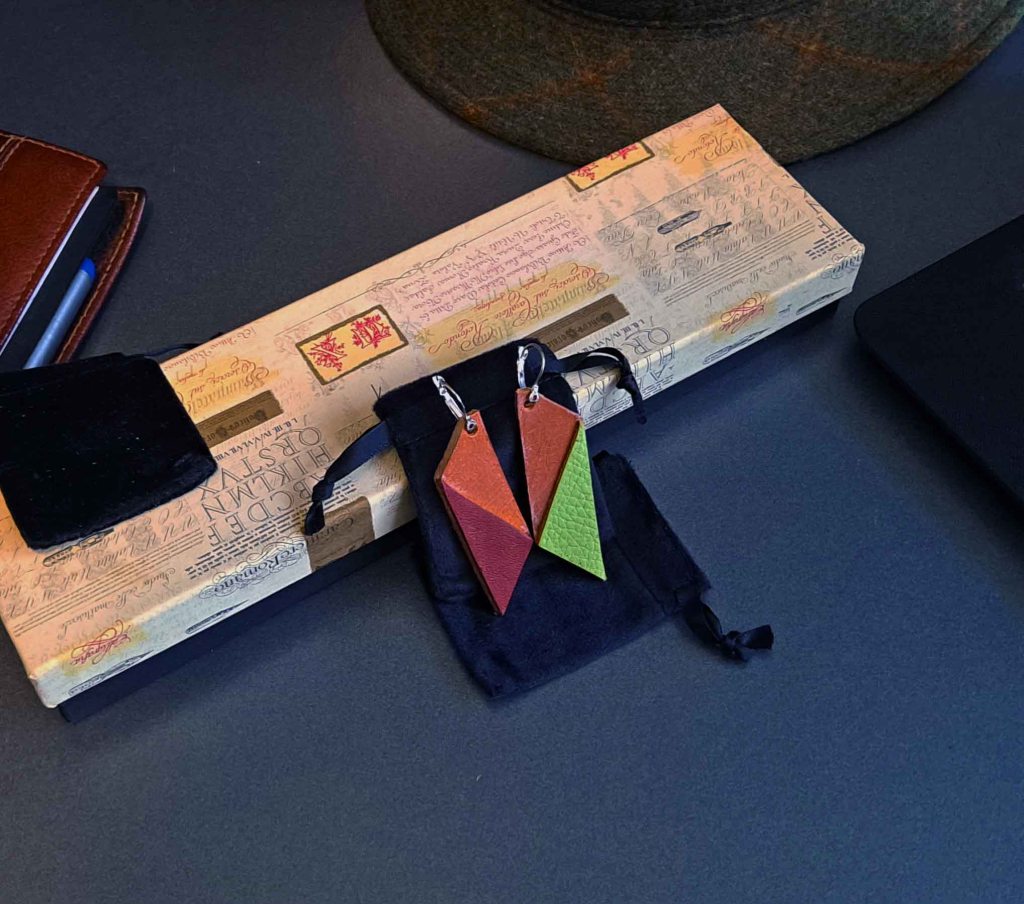 Pendientes Ensamblaje de capas de cuero en colores contrastados. Colección El Oráculo del Agua Mod. 2