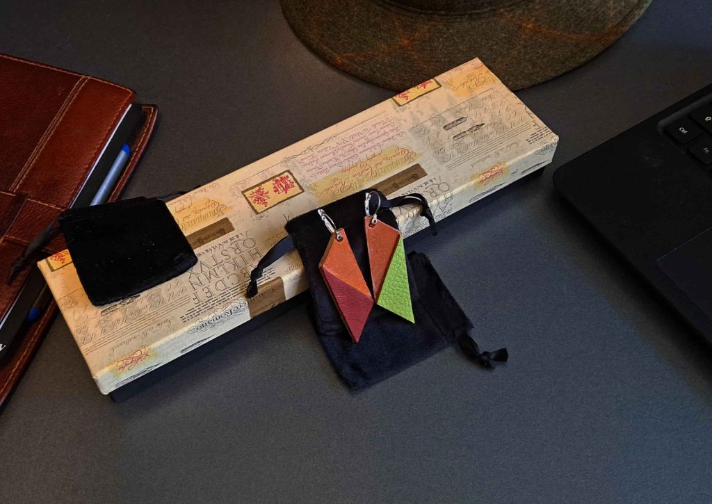 Pendientes Ensamblaje de capas de cuero en colores contrastados. Colección El Oráculo del Agua Mod. 6