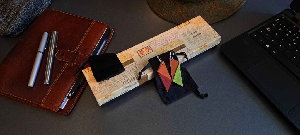 Pendientes Ensamblaje de capas de cuero en colores contrastados. Colección El Oráculo del Agua Mod. 6