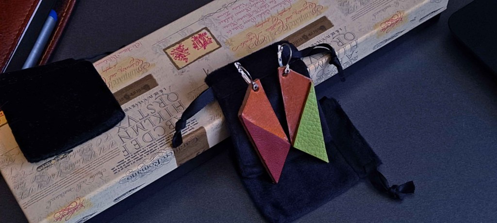 Pendientes Ensamblaje de capas de cuero en colores contrastados. Colección El Oráculo del Agua Mod. 2