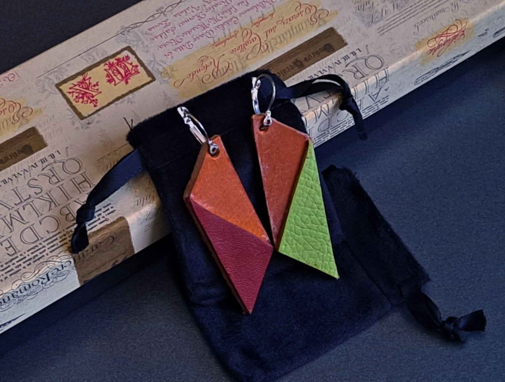 Pendientes Ensamblaje de capas de cuero en colores contrastados. Colección El Oráculo del Agua Mod. 6