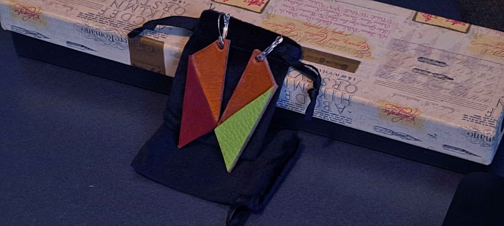 Pendientes Ensamblaje de capas de cuero en colores contrastados. Colección El Oráculo del Agua Mod. 6