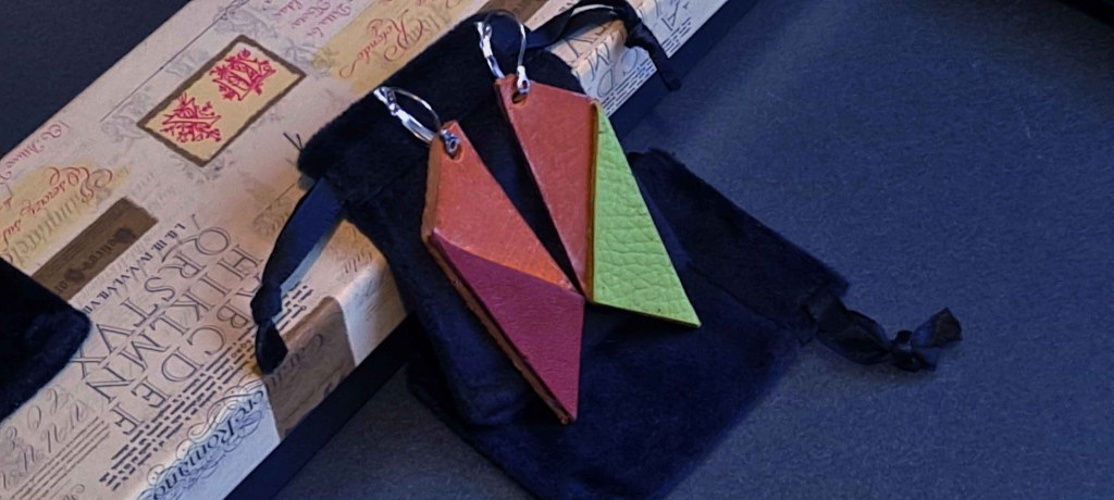 Pendientes Ensamblaje de capas de cuero en colores contrastados. Colección El Oráculo del Agua Mod. 6