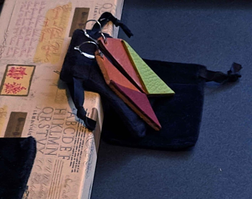 Pendientes Ensamblaje de capas de cuero en colores contrastados. Colección El Oráculo del Agua Mod. 6