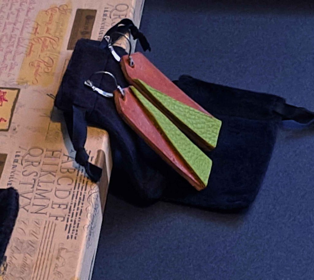 Pendientes Ensamblaje de capas de cuero en colores contrastados. Colección El Oráculo del Agua Mod. 7