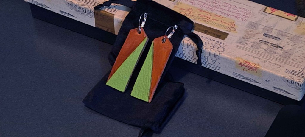 Pendientes Ensamblaje de capas de cuero en colores contrastados. Colección El Oráculo del Agua Mod. 7