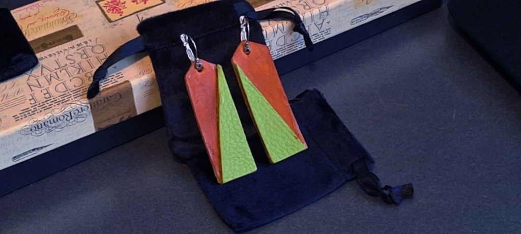 Pendientes Ensamblaje de capas de cuero en colores contrastados. Colección El Oráculo del Agua Mod. 7