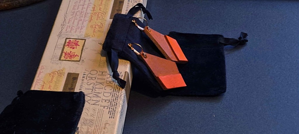 Pendientes Ensamblaje de capas de cuero en colores contrastados. Colección El Oráculo del Agua Mod. 8