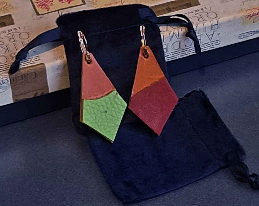Pendientes Ensamblaje de capas de cuero en colores contrastados. Colección El Oráculo del Agua Mod. 9
