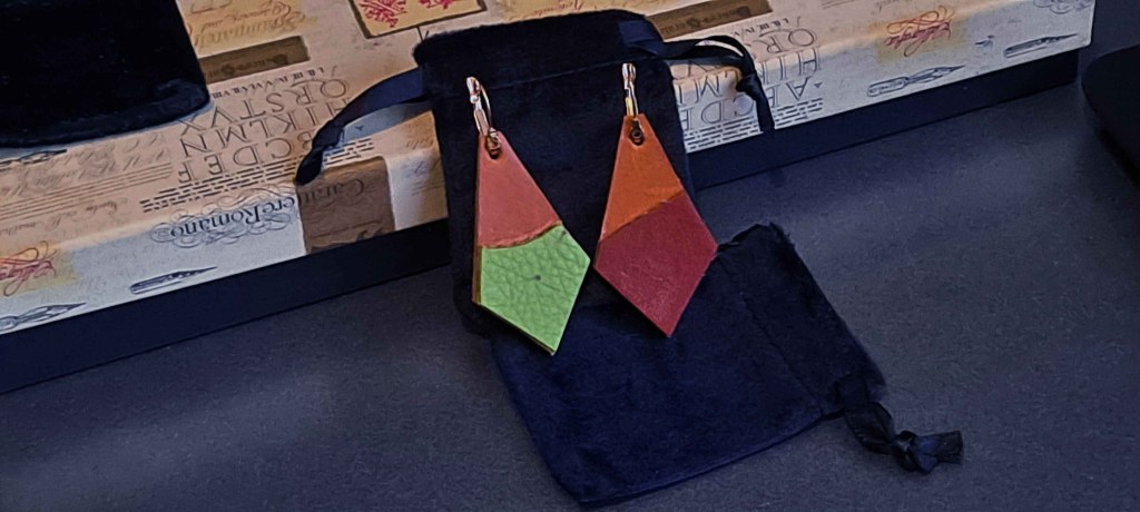 Pendientes Ensamblaje de capas de cuero en colores contrastados. Colección El Oráculo del Agua Mod. 9