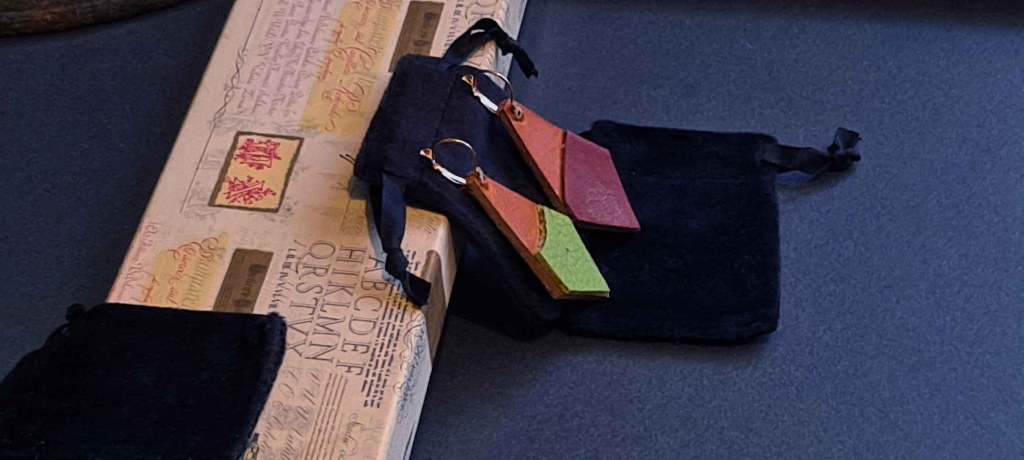 Pendientes Ensamblaje de capas de cuero en colores contrastados. Colección El Oráculo del Agua Mod. 9