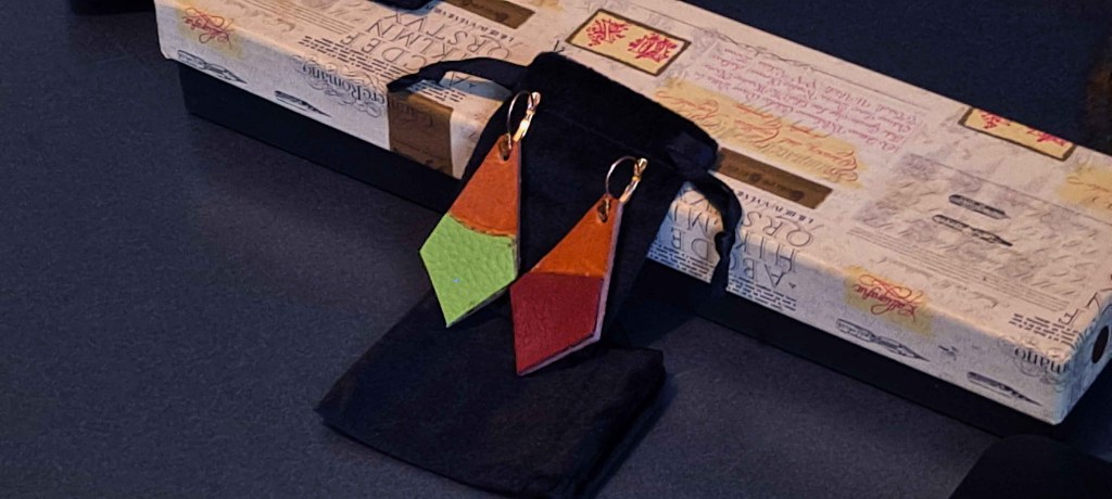 Pendientes Ensamblaje de capas de cuero en colores contrastados. Colección El Oráculo del Agua Mod. 9