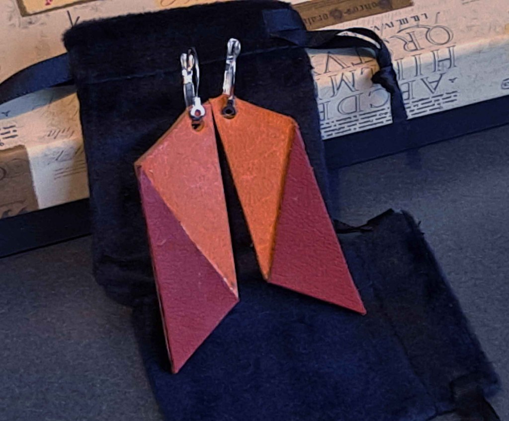 Pendientes Ensamblaje de capas de cuero en colores contrastados. Colección El Oráculo del Agua Mod. 10