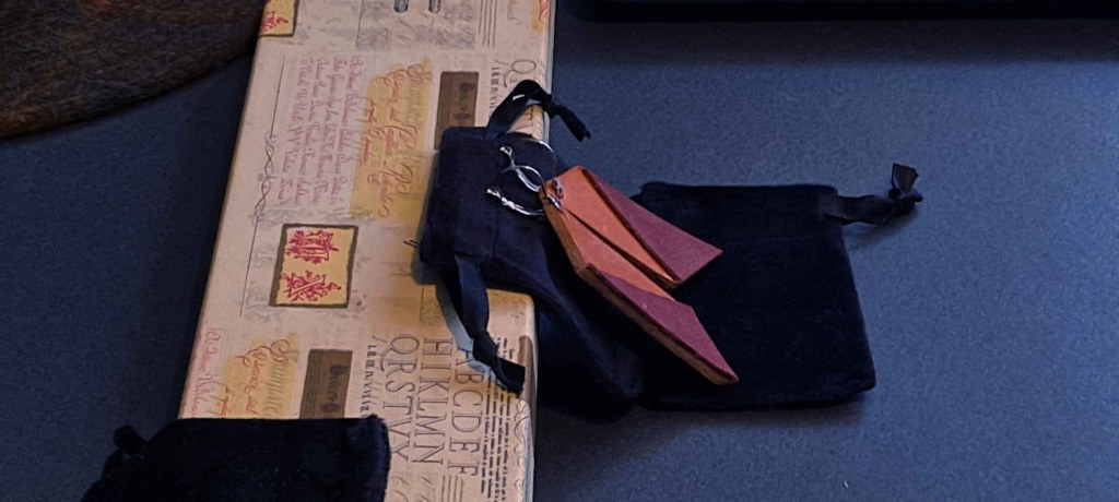 Pendientes Ensamblaje de capas de cuero en colores contrastados. Colección El Oráculo del Agua Mod. 10