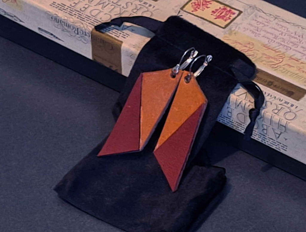 Pendientes Ensamblaje de capas de cuero en colores contrastados. Colección El Oráculo del Agua Mod. 10