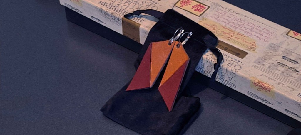 Pendientes Ensamblaje de capas de cuero en colores contrastados. Colección El Oráculo del Agua Mod. 10