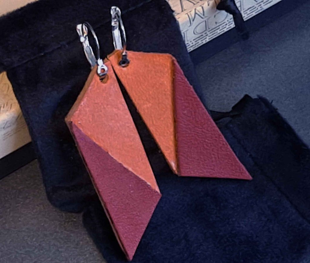 Pendientes Ensamblaje de capas de cuero en colores contrastados. Colección El Oráculo del Agua Mod. 10