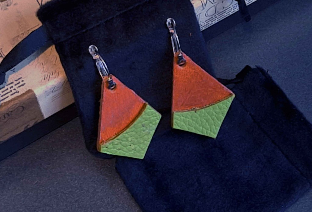 Pendientes Ensamblaje de capas de cuero en colores contrastados. Colección El Oráculo del Agua Mod. 11