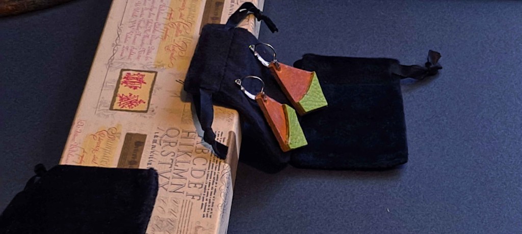 Pendientes Ensamblaje de capas de cuero en colores contrastados. Colección El Oráculo del Agua Mod. 11