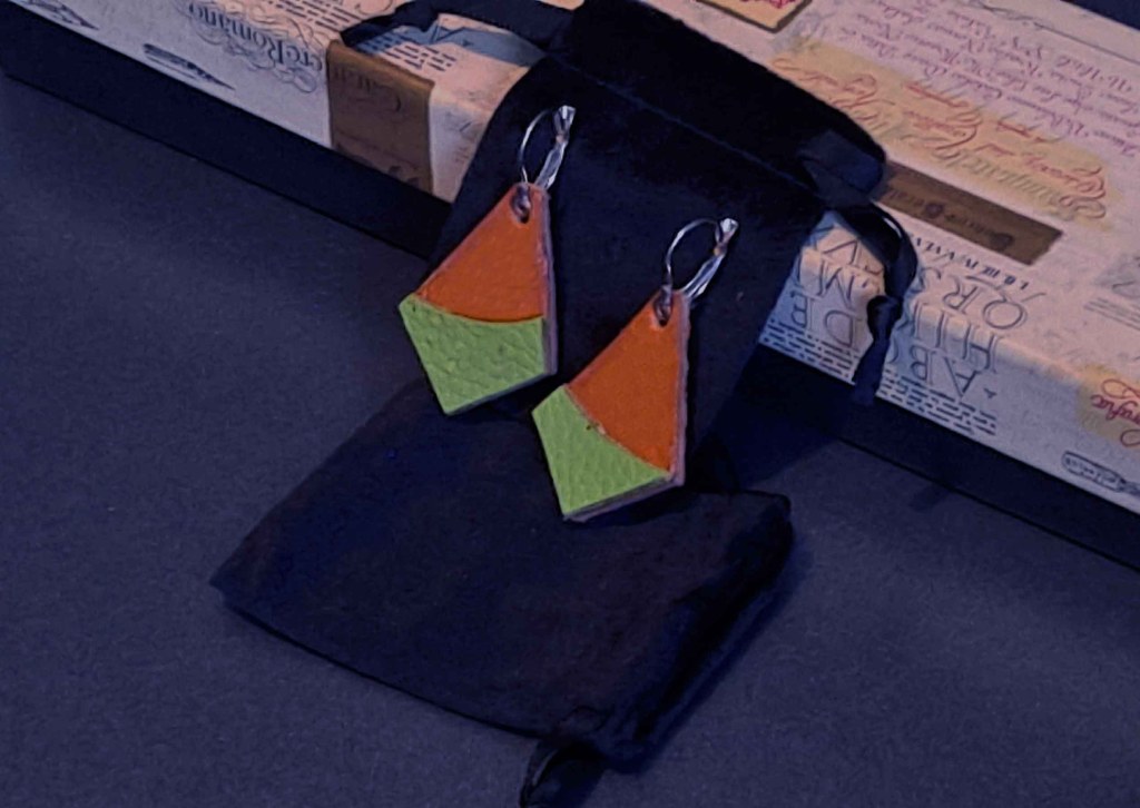 Pendientes Ensamblaje de capas de cuero en colores contrastados. Colección El Oráculo del Agua Mod. 11