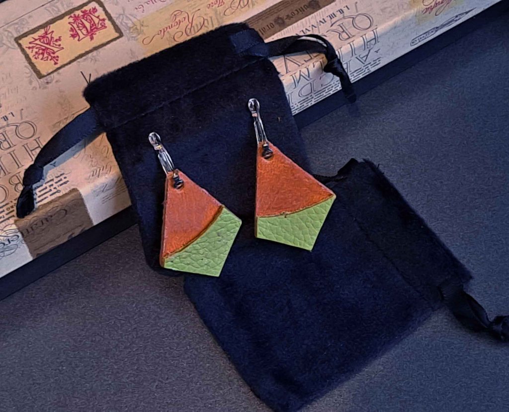 Pendientes Ensamblaje de capas de cuero en colores contrastados. Colección El Oráculo del Agua Mod. 11