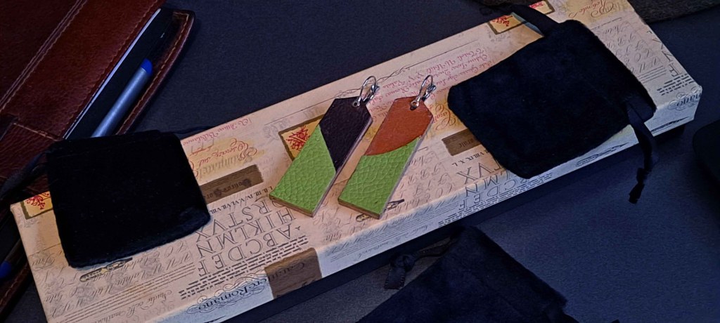 Pendientes Ensamblaje de capas de cuero en colores contrastados. Colección El Oráculo del Agua Mod. 12