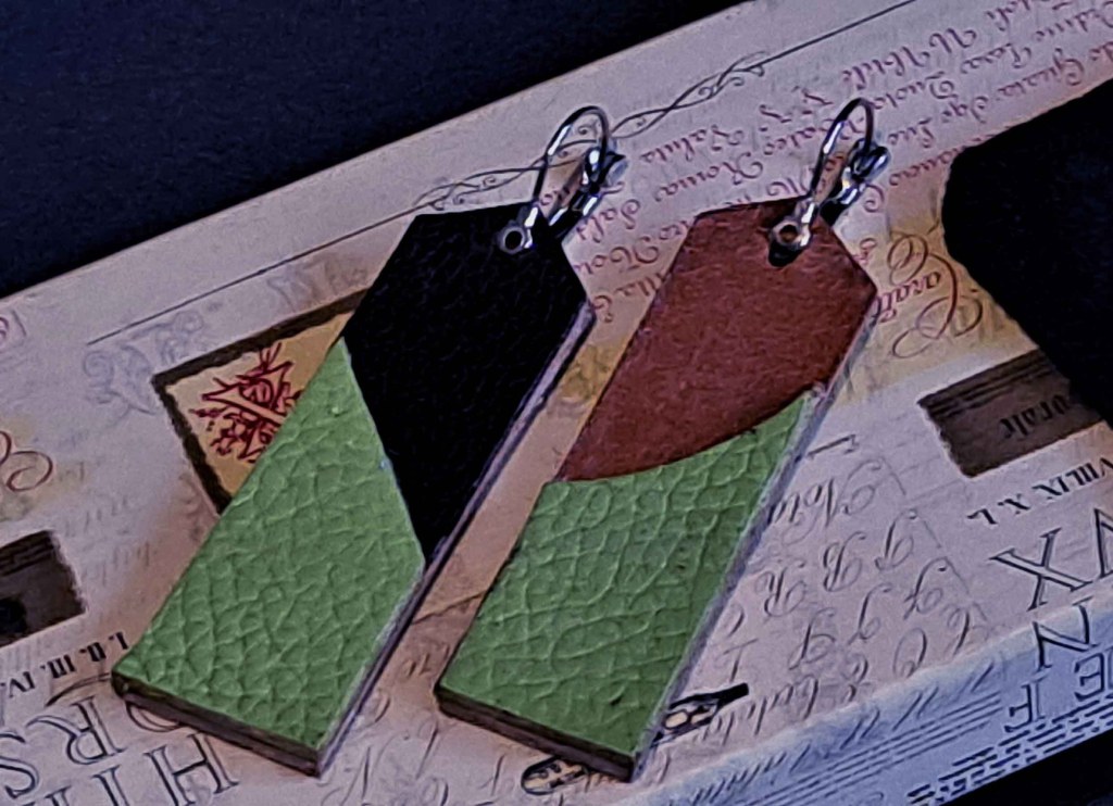 Pendientes Ensamblaje de capas de cuero en colores contrastados. Colección El Oráculo del Agua Mod. 12