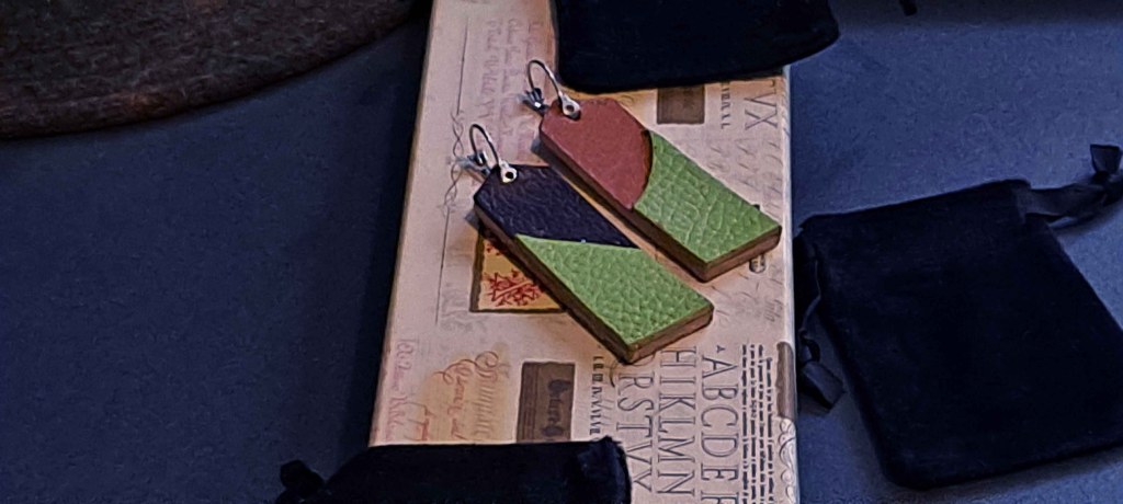 Pendientes Ensamblaje de capas de cuero en colores contrastados. Colección El Oráculo del Agua Mod. 12