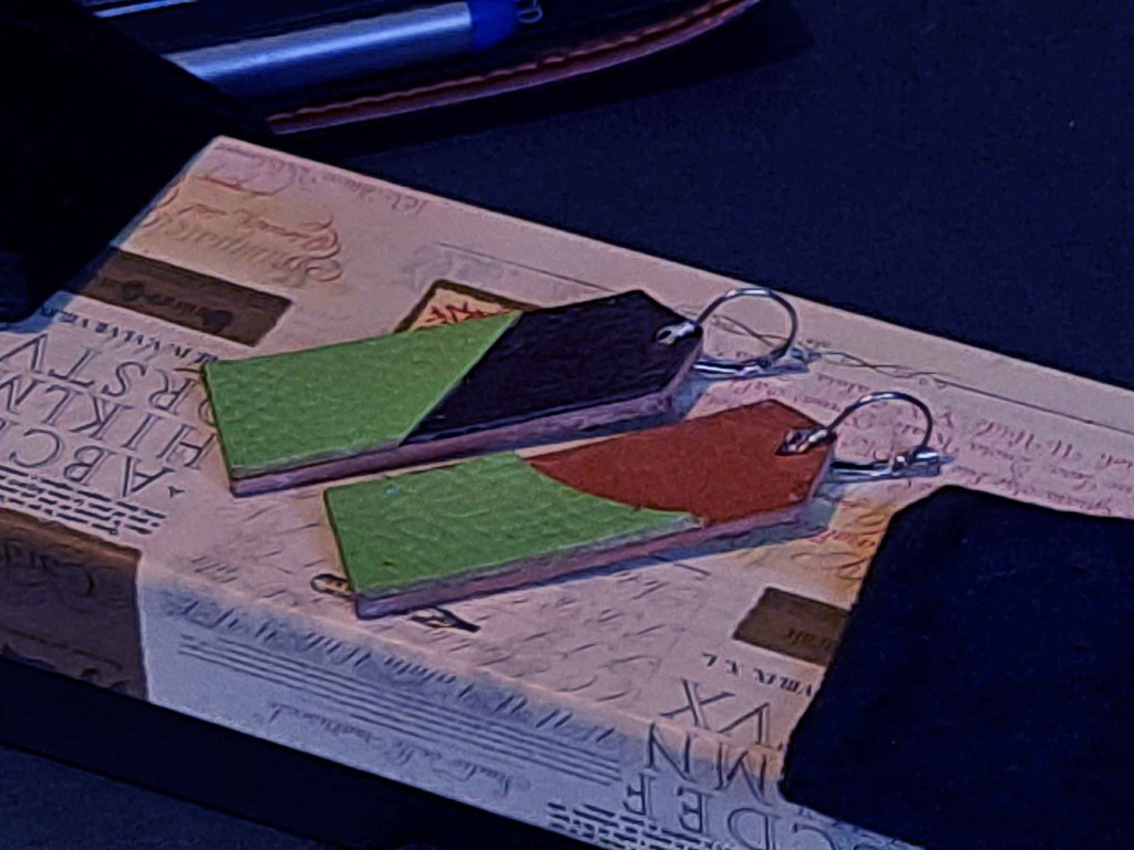 Pendientes Ensamblaje de capas de cuero en colores contrastados. Colección El Oráculo del Agua Mod. 12