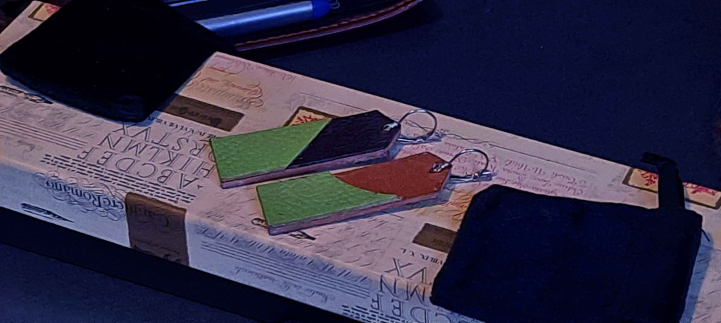 Pendientes Ensamblaje de capas de cuero en colores contrastados. Colección El Oráculo del Agua Mod. 12