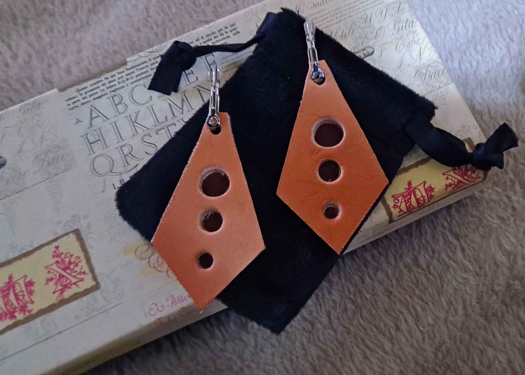 Pendientes Ensamblaje de capas de cuero en colores contrastados. Colección El Oráculo del Agua Mod. 13