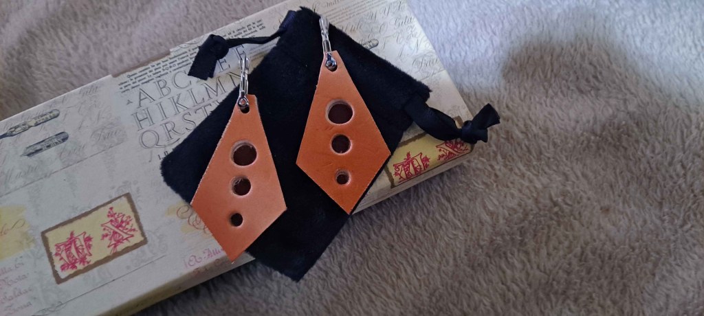 Pendientes Ensamblaje de capas de cuero en colores contrastados. Colección El Oráculo del Agua Mod. 13