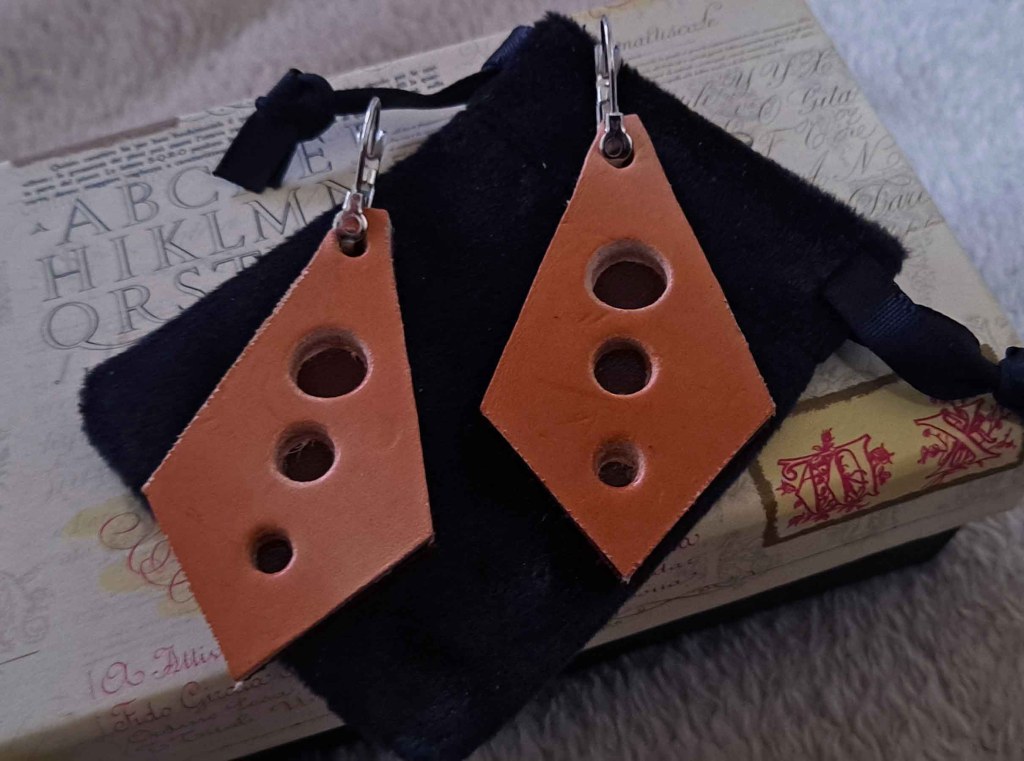 Pendientes Ensamblaje de capas de cuero en colores contrastados. Colección El Oráculo del Agua Mod. 13