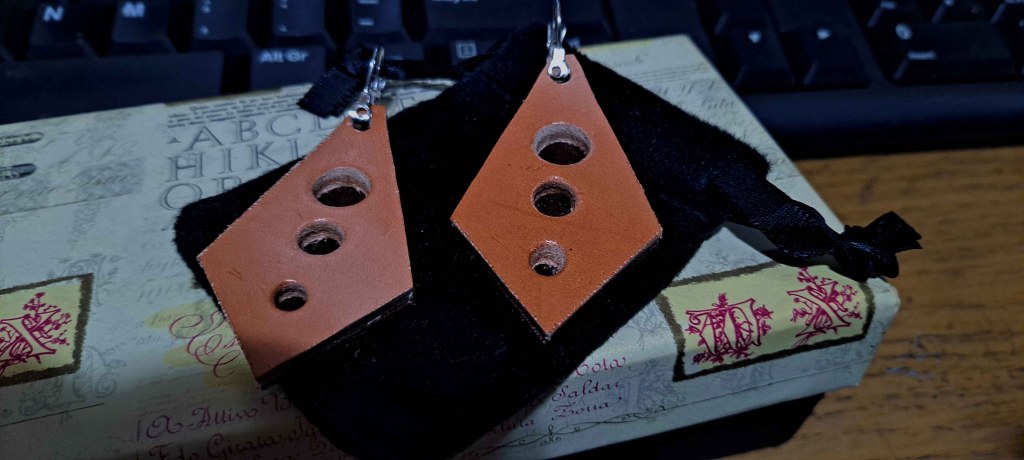 Pendientes Ensamblaje de capas de cuero en colores contrastados. Colección El Oráculo del Agua Mod. 13