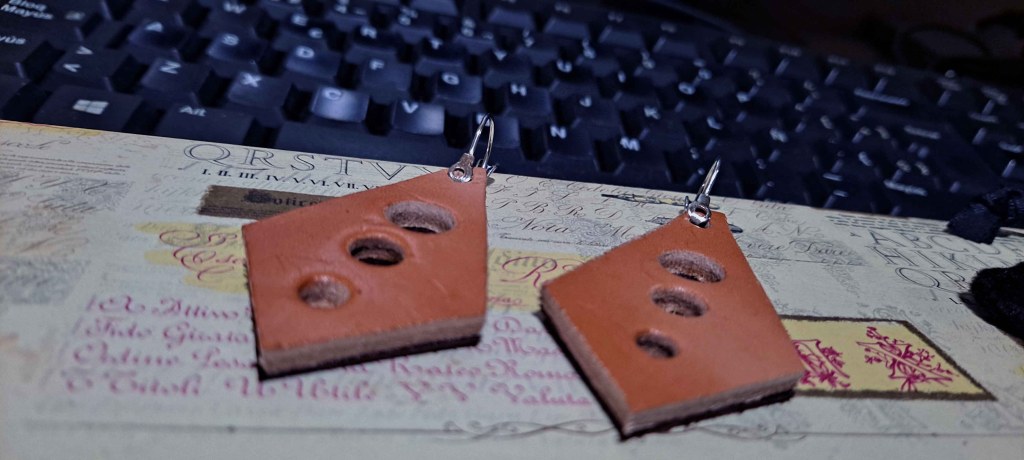 Pendientes Ensamblaje de capas de cuero en colores contrastados. Colección El Oráculo del Agua Mod. 13